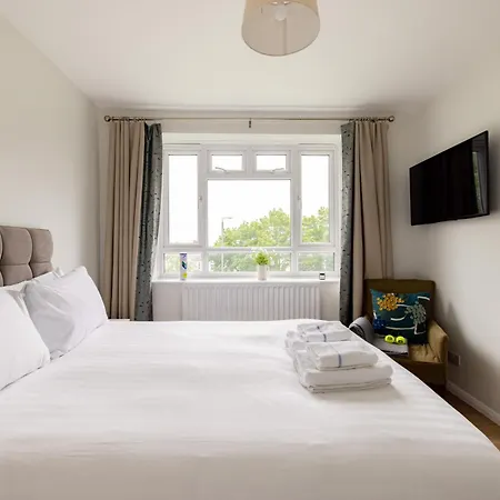 Penthousestays Wimbledon - Chic 2 Bedroom King Bed Apartment With Balcony - 2 Mins From Wimbledon Tennis Club And Museum - Aeltc